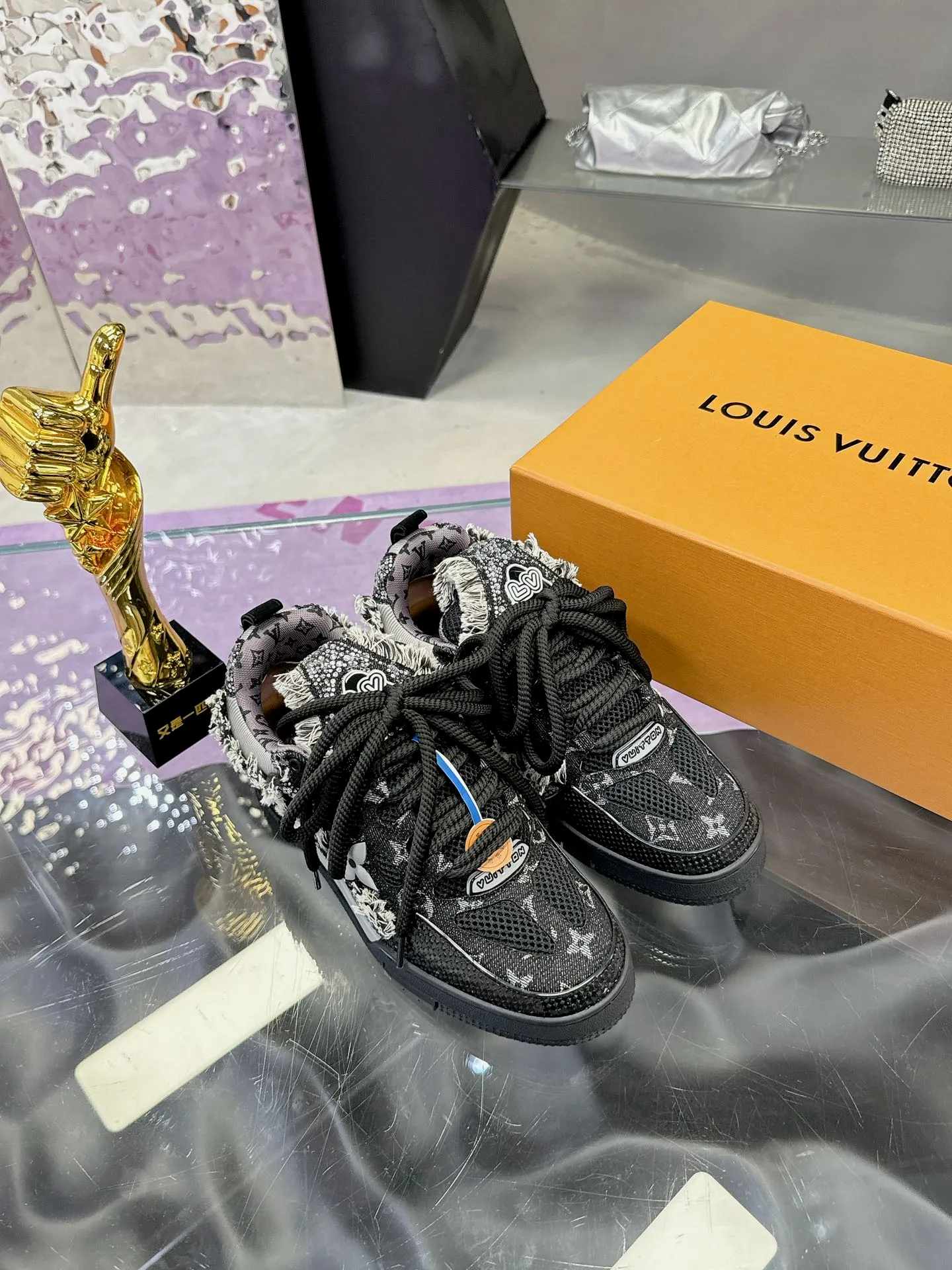 Men's shoes 💰900❤️❤️❤️ 𝙇𝙑 Bread shoes have added new colors 💓 Craftsmanship series 𝟐𝟎𝟐5/𝐒𝐒 𝐧𝐞𝐰 Louis Vuitton catwalk skate shoes are popular, LOUIS VUITTON Trainer is undoubtedly one of the most successful Sneakers launched by luxury brands, but the pace of exploration will not stop. LOUISVUITTON will also bring a new series of skateboard shoes in the spring of 2025. The new series in the picture returns to the 90s Chunky Skate Shoes look and feel. The uppers are made of leather and mesh. The fat silhouette and thick shoelaces are very eye-catching. It is expected to have quite a few colors like the Trainer. Judging from the previous DIOR show skate shoes, this chunky style may be even stronger next year. 💎 Size: Female 35-40 Male 39-46